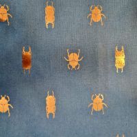 Stoff Baumwolle pflegeleicht "Goldkäfer" blau Käfer Foliendruck gold 0,5 Stoff Baumwolle pflegeleicht "Goldkäfer" blau Käfer Foliendruck gold 0,5