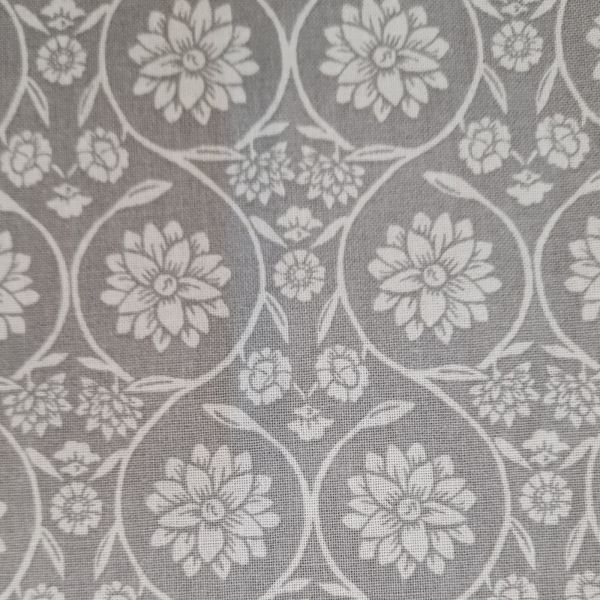 Stoff Baumwolle beschichtet "Appia" hell taupe geige Blumen Ornamente 0,5