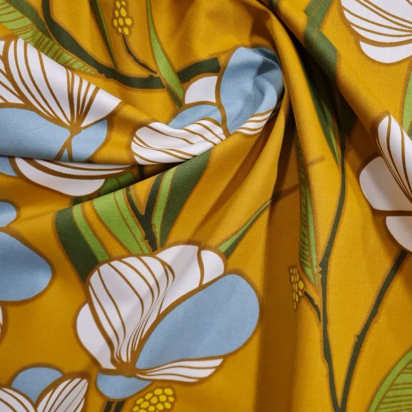 Stoff Baumwolle satiniert "Iphigenie" moutarde Blumen Camelien hellblau 0,5