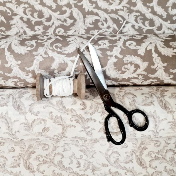 Stoff Baumwolle "Palais" taupe weiss Ornamente nostalgisch Digitaldruck Leinenoptik 0,5